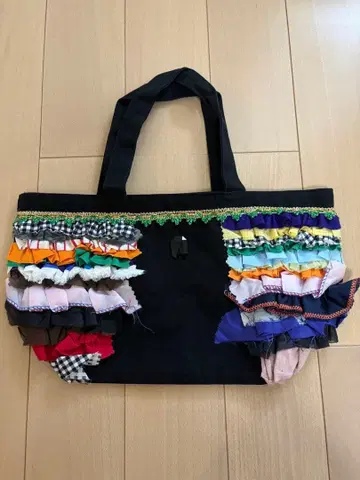 캐틀 세존 프릴 장식 토트백 블랙/멀티 컬러