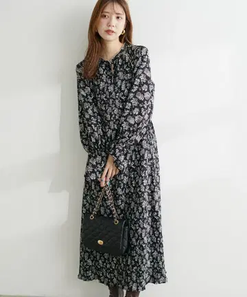 변형 플리츠 배색 사용 원피스