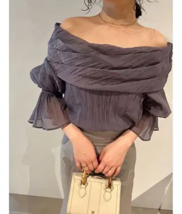 SNIDEL 오프숄더 와셔 시어 블라우스 플리츠