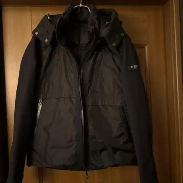 블랙 다운 자켓 후드 부착