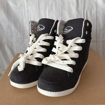 새상품 NEV SURF 네브서프 인힐 하이컷 스니커즈 23cm