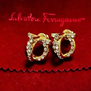 FERRAGAMO 간치니 3D 크리스탈 귀걸이 새상품급 골드 귀걸이