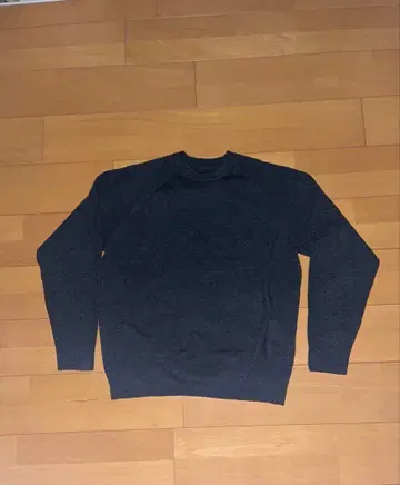 다크 그레이 니트 스웨터