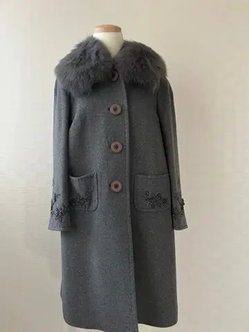 퍼 비즈 자수 코트