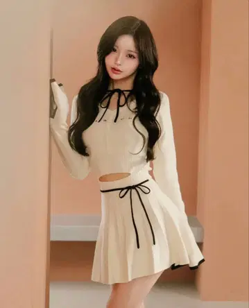 다리치 허리 오픈 리본 디자인 니트 미니 원피스