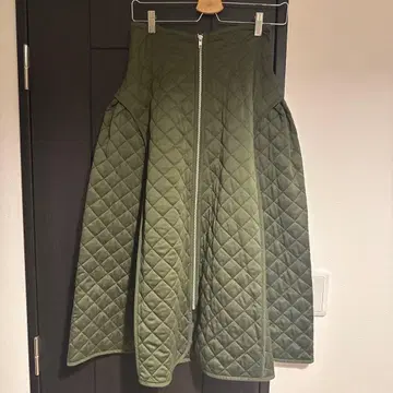 FURFUR 퀼팅 플레어 스커트 카키