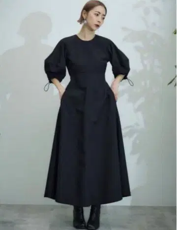 UN3D. 볼륨 슬리브 원피스