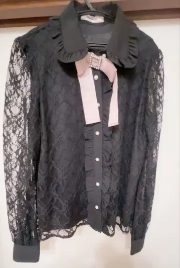 Ank Rouge 리본 브로치 부착 레이스 블라우스