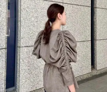 OHGA 체크 무늬 퍼프 슬리브 블라우스