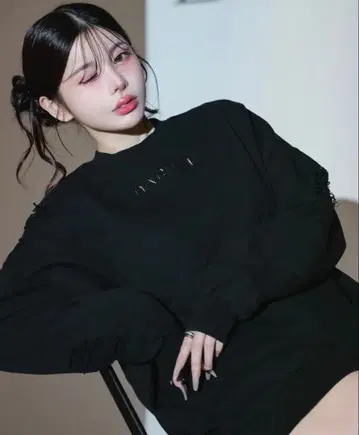 Darich 새상품급 완판템 데미지 맨투맨 풀오버 (블랙)