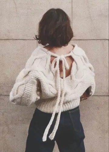 케이블 짜임 오픈 백 니트