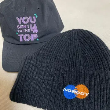 블랙 니트 모자와 캡 (BTS 공식 캡)