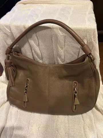 베이지 가죽 숄더백 태슬 포함