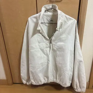ZARA 화이트 하프 지퍼 상의