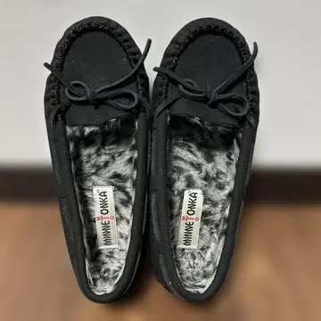 미네통카 블랙 모카신