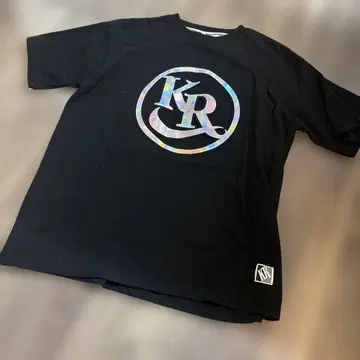 카즈락 블랙 홀로그래픽 로고 T셔츠