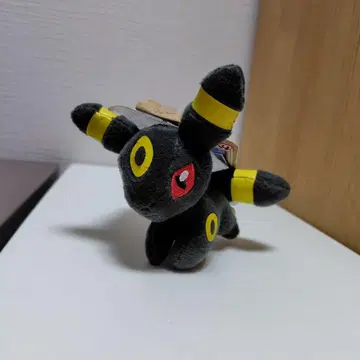 포켓몬스터 쪼꼬미 어깨 위 블래키 타카라토미