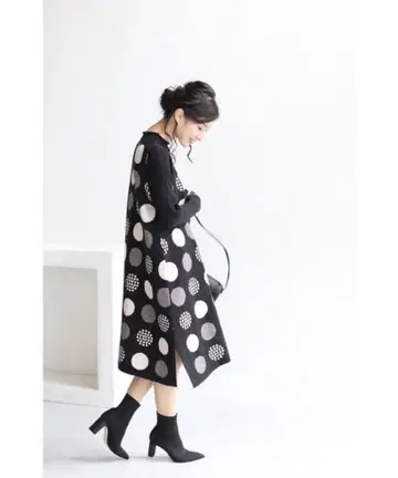 FRENCH PAVE 다양한 도트 패턴의 니트 미디엄 원피스