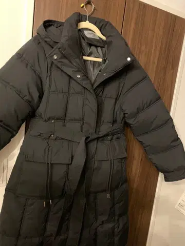 후드 부착 롱 다운 자켓 블랙