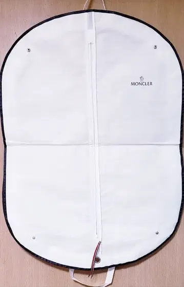 MONCLER 새상품 미사용 의류 백 [여행 및 고가 다운 보관에 최적]