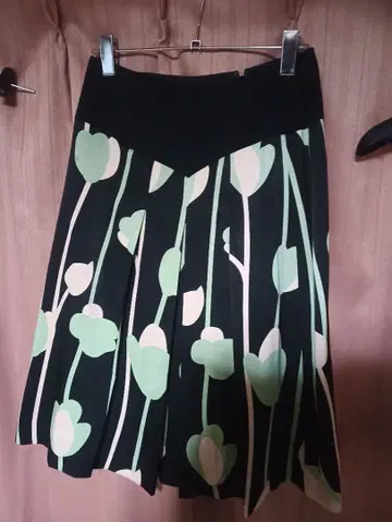 일품 블랙과 그린의 튤립 꽃무늬 플리츠 스커트 무릎 기장