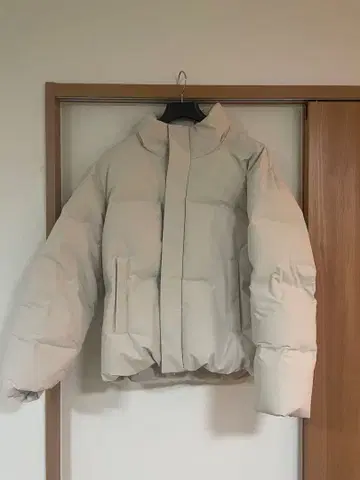 유니클로 이번 시즌 심리스 다운 자켓 내추럴