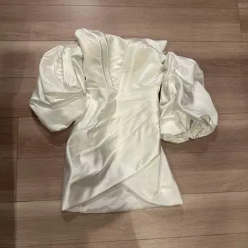 화이트 새틴 퍼프 슬리브 미니 드레스