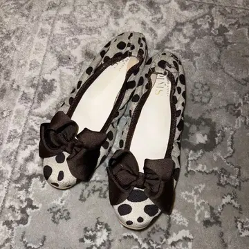 도트 무늬 리본 포함 플랫슈즈 펌프스