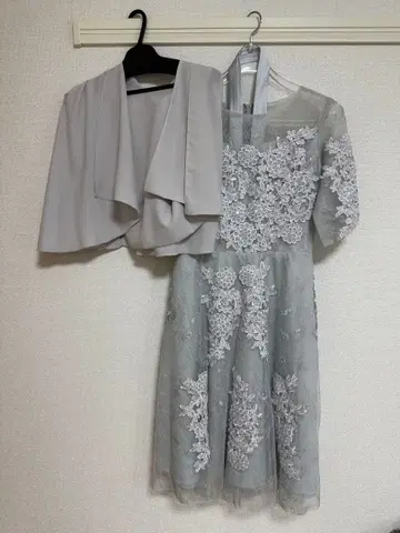 그레이 레이스 드레스와 숄 세트