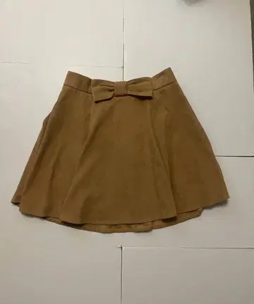 브라운 리본 포함 플레어 스커트