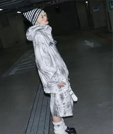 [ REFLEM ] 안료 가공 하이넥 데님 후드티 화이트