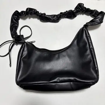 블랙 핸드백 프릴 스트랩 백