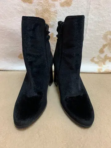 스타카토 블랙 스웨이드 부티 중간 굽 지퍼 있음