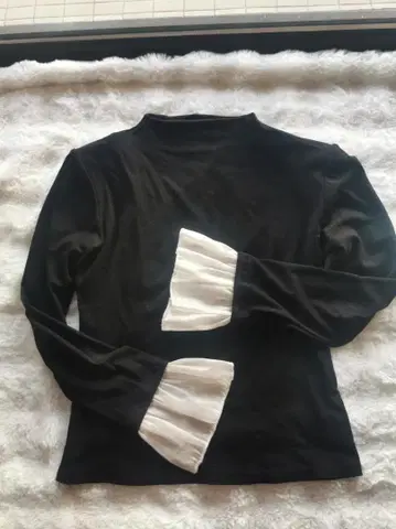 프릴 소매 긴팔 상의 블랙과 화이트