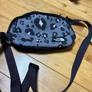 THE NORTH FACE 바디백 레오파드 무늬