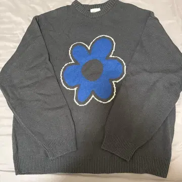 그레이 꽃무늬 니트 스웨터