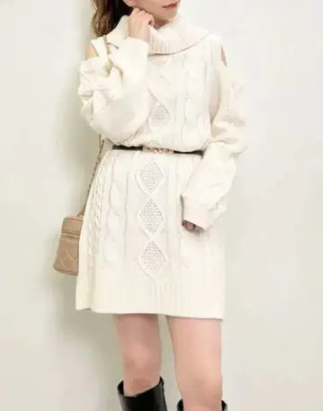 INGNI 어깨 트임 오프 터틀 케이블 니트 원피스 화이트