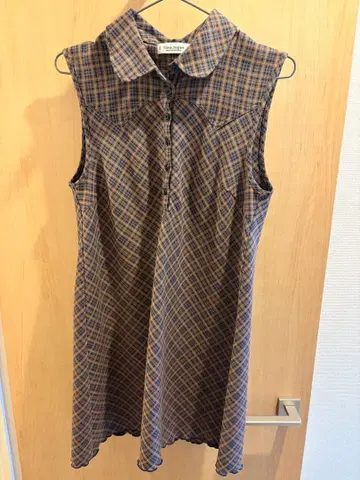 TINAJOJUN 슬리브리스 체크 무늬 원피스 네이비