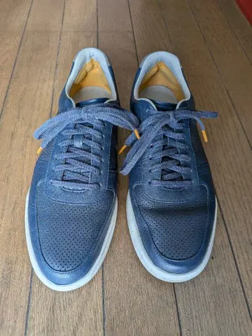 콜한 네이비 스니커즈