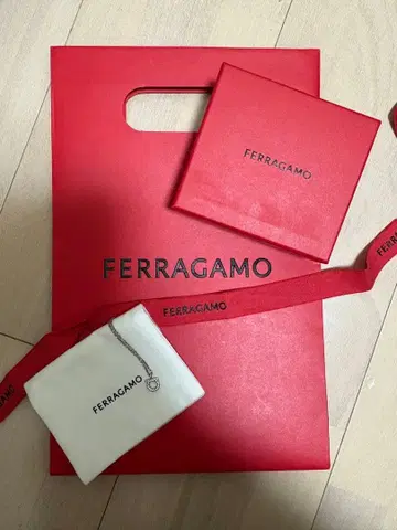 FERRAGAMO 실버 목걸이 로고 모티브