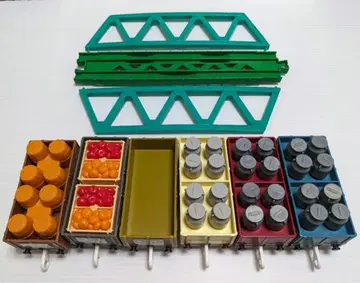 프라레일 밀크 탱크 화차 장난 화차 울퉁불퉁 레일 그린 컬러의 작은 철교