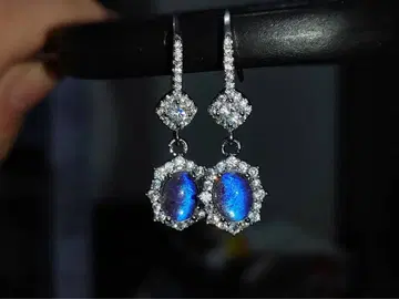 나비 깃털 귀찌