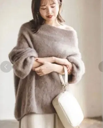 noble 퍼 니트 오프숄더 풀오버 브라운