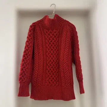 레드 케이블 니트 터틀넥 스웨터