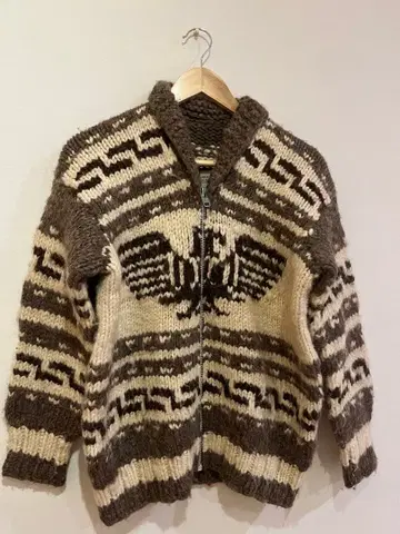 울 집업 니트 엠블럼 패턴