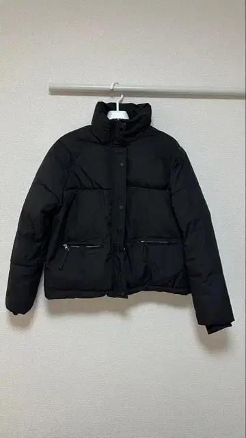 블랙 다운 자켓 지퍼 포켓 부착