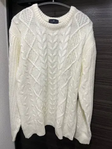 화이트 케이블 니트 스웨터