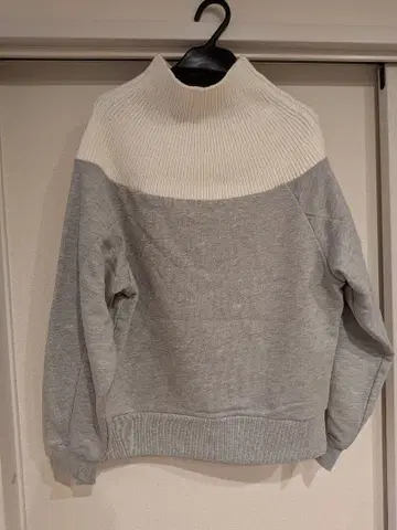 그레이와 화이트의 하이넥 니트 맨투맨 새상품