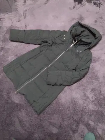 다크 그레이 후드 부착 다운 자켓