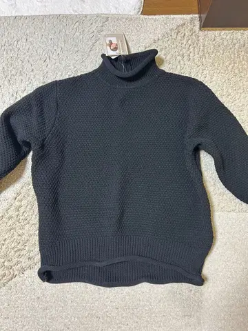 블랙 터틀넥 니트 스웨터